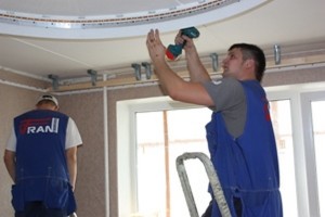 Двухуровневый натяжной потолок в гостиной — уютная конструкция своими руками